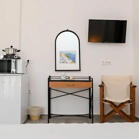 Santorini Life Vibrant Only 50m From The