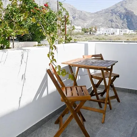 Santorini Life Vibrant Only 50m From The * Perísza