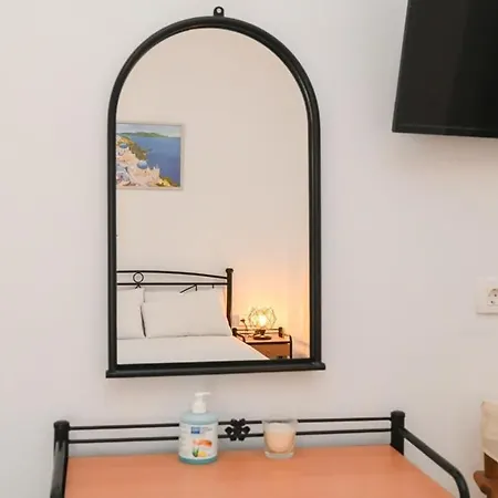 Santorini Life Vibrant Only 50m From The Apartment Perissa (Santorini)
